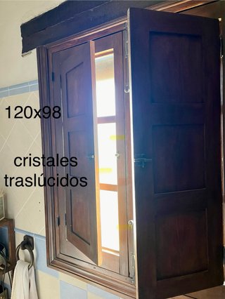 Ventanas madera con persianas y rejas