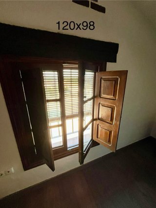 Ventanas madera con persianas y rejas