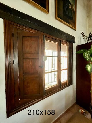 Ventanas madera con persianas y rejas