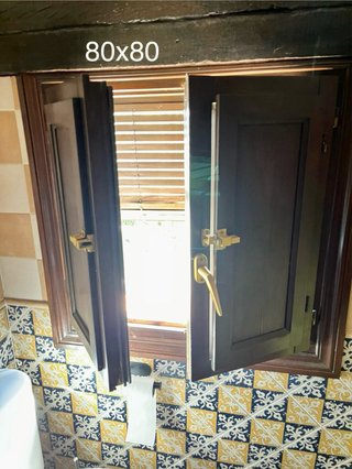Ventanas madera con persianas y rejas