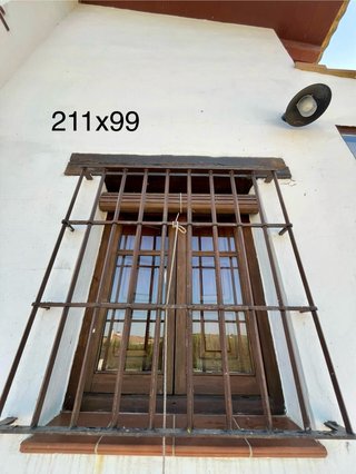Ventanas madera con persianas y rejas