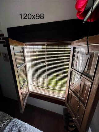 Ventanas madera con persianas y rejas