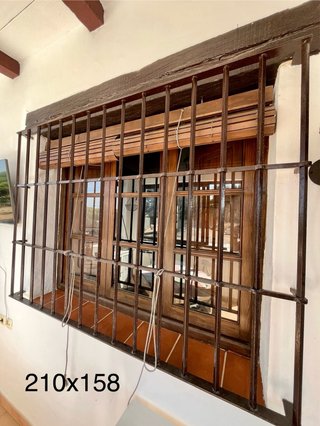 Ventanas madera con persianas y rejas