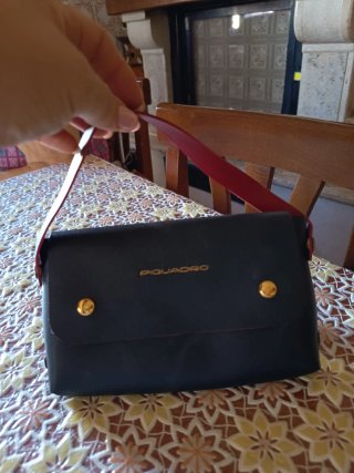 Pochette Piquadro nera e rossa