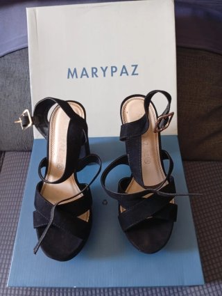 Zapatos tipo Sandalias de tacón negras de la marca