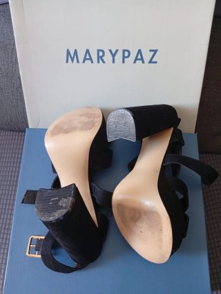 Zapatos tipo Sandalias de tacón negras de la marca