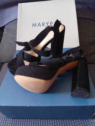 Zapatos tipo Sandalias de tacón negras de la marca