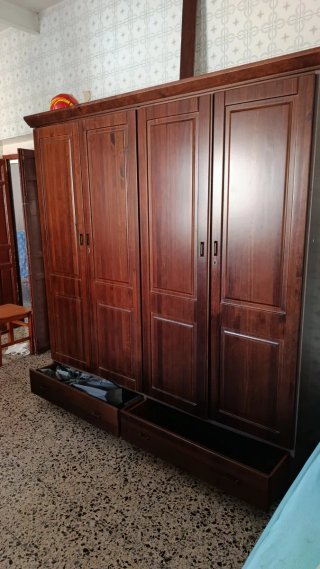 Cómoda de madera oscura