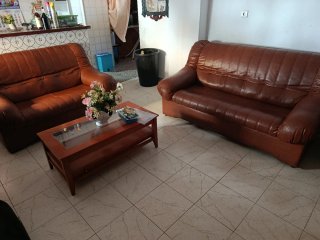 Cómoda de madera oscura
