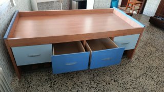 Cómoda de madera oscura