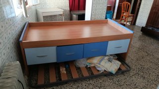 Cómoda de madera oscura