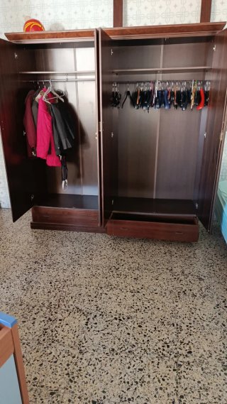 Cómoda de madera oscura