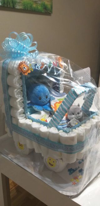 Tarta de pañales temática carrito bebé