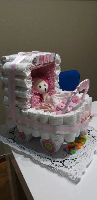 Tarta de pañales temática carrito bebé