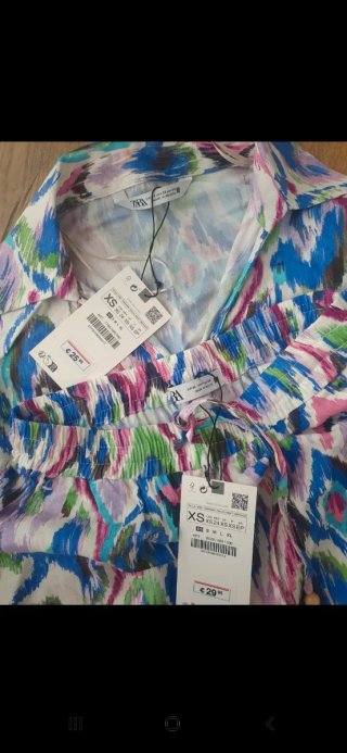 Conjunto Zara estampado crop top y pantalón