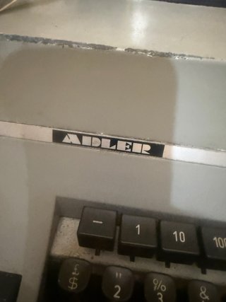 Máquina de escribir Adler