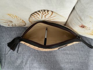 Bolso de mano de fibra natural trenzada