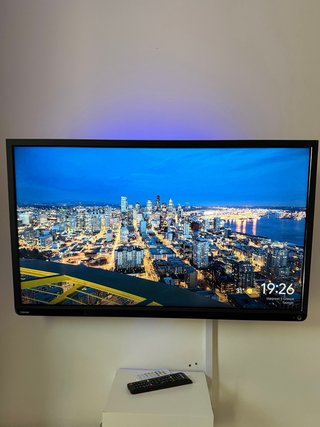 TV LED Toshiba con soporte de pared