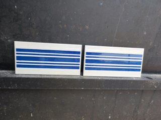 Rajolas/azulejos blancos y con rayas azules