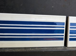 Rajolas/azulejos blancos y con rayas azules