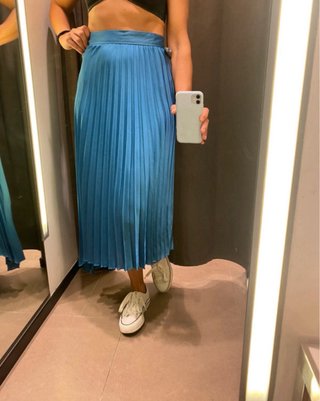 Falda midi plisada satinada azul