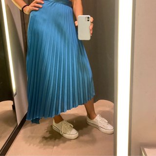 Falda midi plisada satinada azul