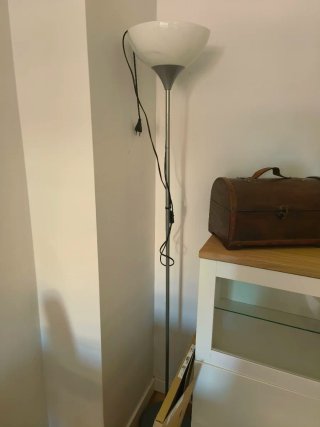 Lámpara de pie gris y blanca