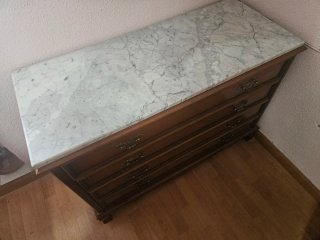 Cómoda de madera con tapa de mármol