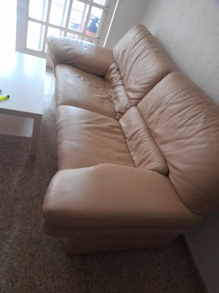 Sofá de piel beige