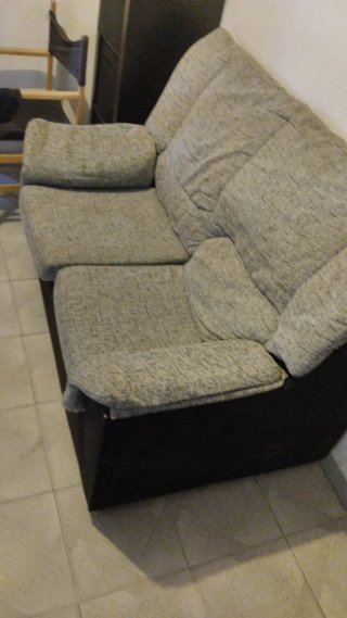 Sofá de tela gris y negro