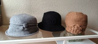 Gorros de fieltro y lana el beig hecho a ganchillo