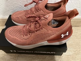 Zapatillas Under Armour sin estrenar. talla 38.5