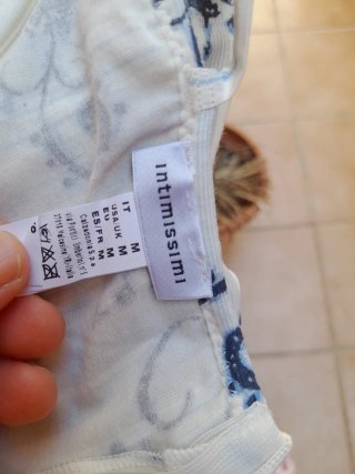 Top Intimissimi floral azul y blanco