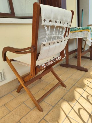 Sedia pieghevole in legno da giardino