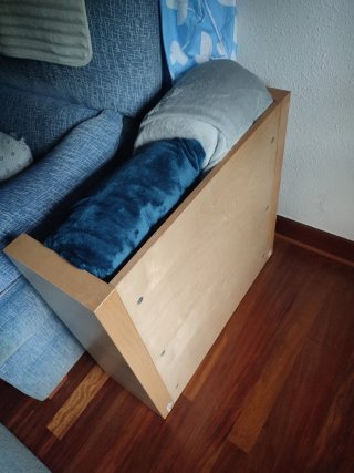 Estantería de madera con rueda