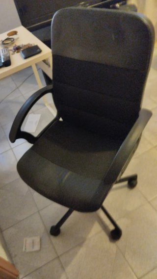 Silla de oficina negra y gris