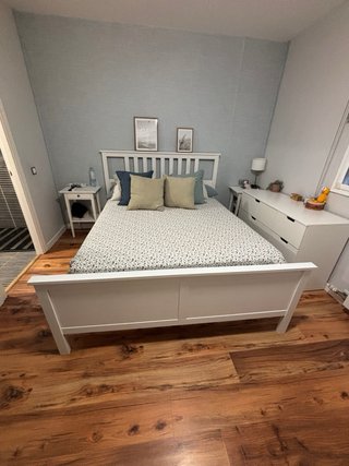 Estructura de cama de madera blanca