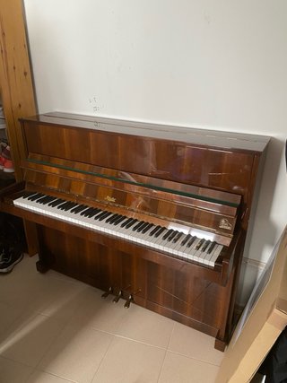Piano vertical Rösler - Madera nogal brillante