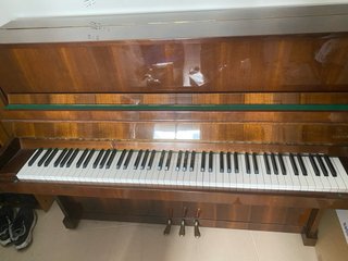 Piano vertical Rösler - Madera nogal brillante