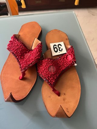 Zapatos planos naranjas con pedrería