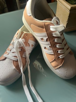 Zapatos planos naranjas con pedrería