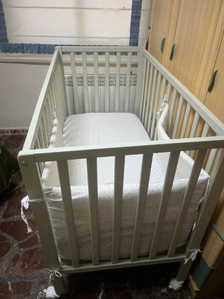 Cuna de bebé blanca lacada con colchon