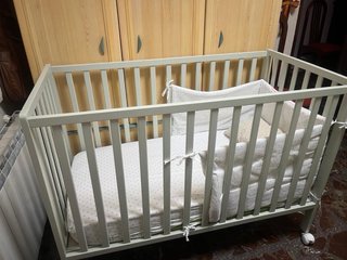 Cuna de bebé blanca lacada con colchon