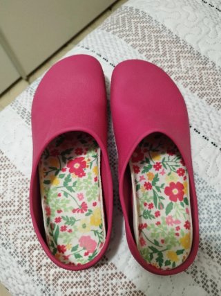 Zuecos rosas con estampado floral