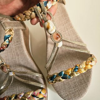 Sandalias cuña doradas multicolor