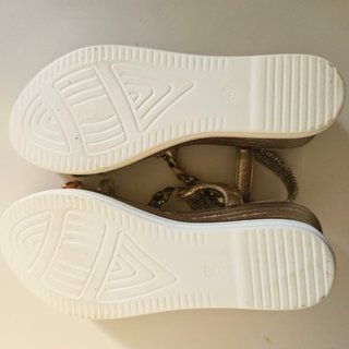 Sandalias cuña doradas multicolor