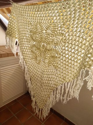 Chal de lana beige con flecos