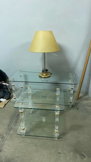 Conjunto mesas vidrio y acrílico dorado