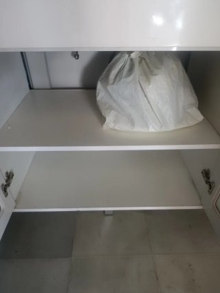 Mueble de lavabo blanco y plateado
