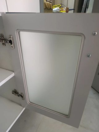 Mueble de lavabo blanco y plateado